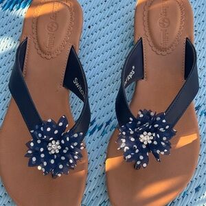 Lindsay Phillips navy Switch Flop  size 7 with snap on interchangeable flowers